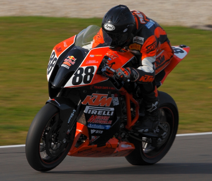 Nelson Rolfes op de KTM RC8 Track