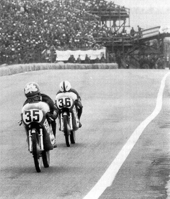 35 Santi seguido por Angel Nieto en Sachsenring 69